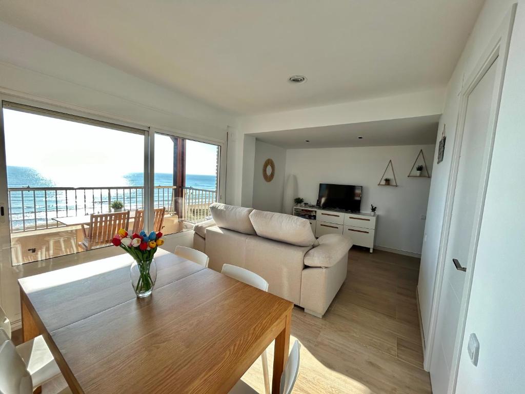 een woonkamer met een bank en een tafel bij Mareny de Barraquetes in Mareny Blau