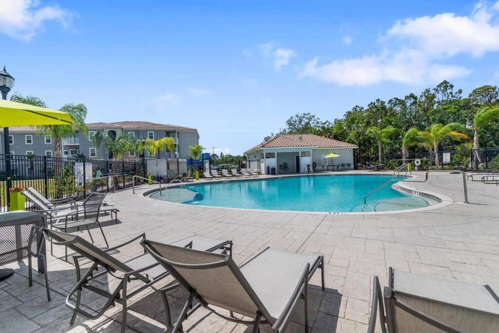 Bazén v ubytování Upscale 1BR/1BA: Resort Vibes, City Edge, Bliss nebo v jeho okolí