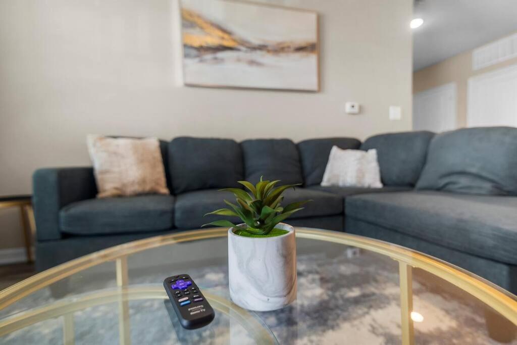 Posezení v ubytování Upscale 1BR/1BA: Resort Vibes, City Edge, Bliss