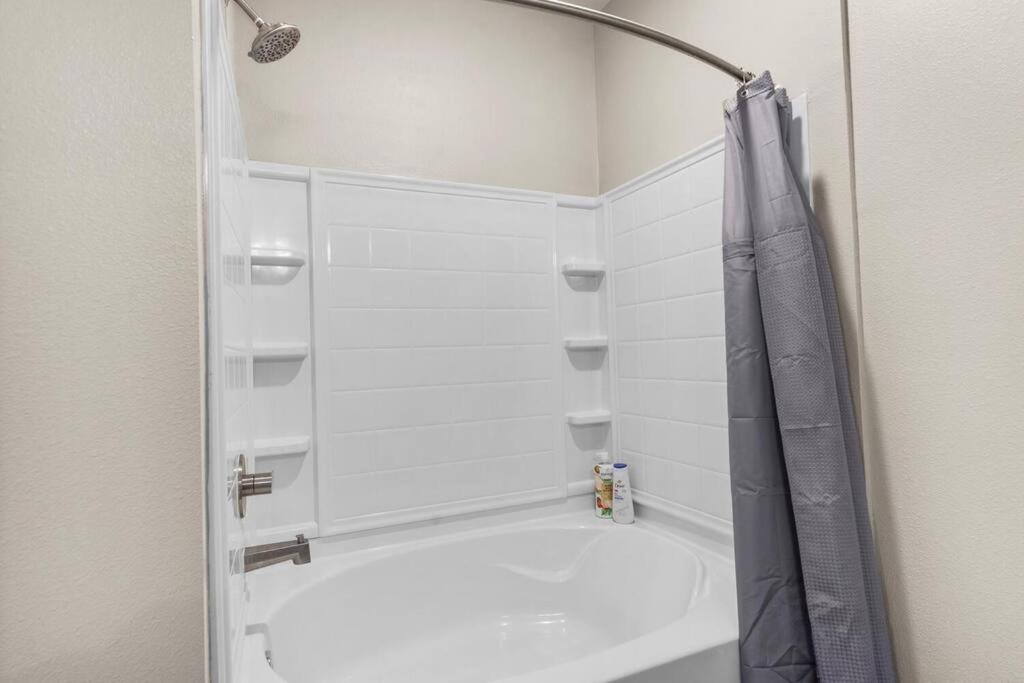 Koupelna v ubytování Upscale 1BR/1BA: Resort Vibes, City Edge, Bliss