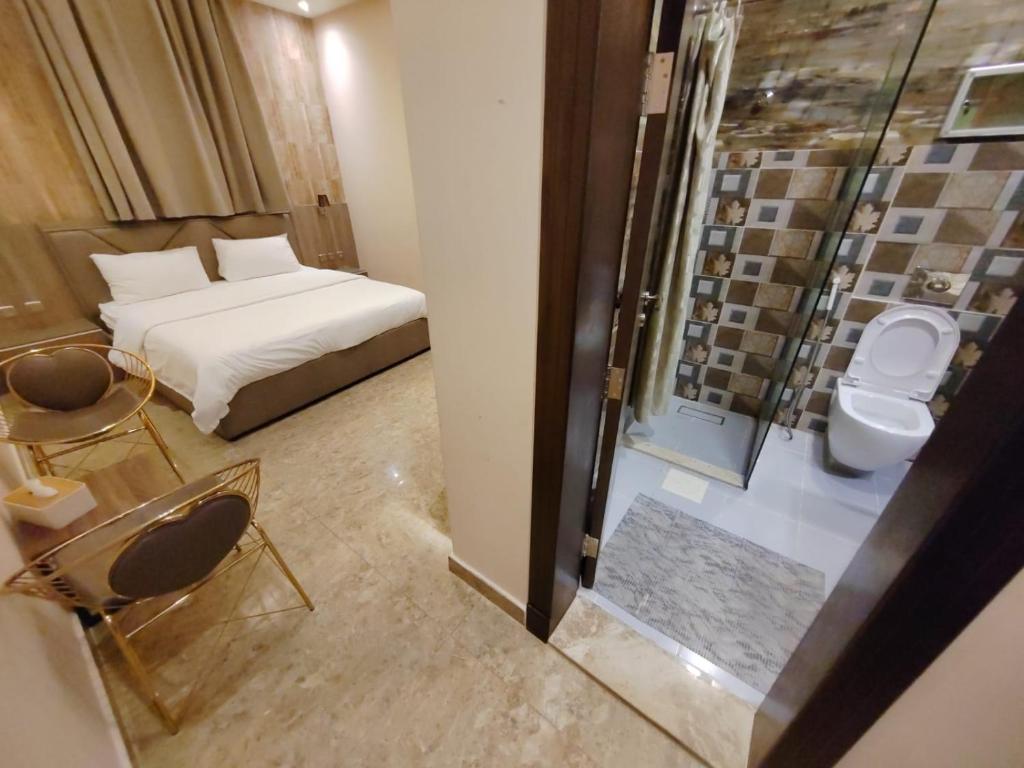 a room with a bed and a bathroom with a toilet at منتجع ديفان 