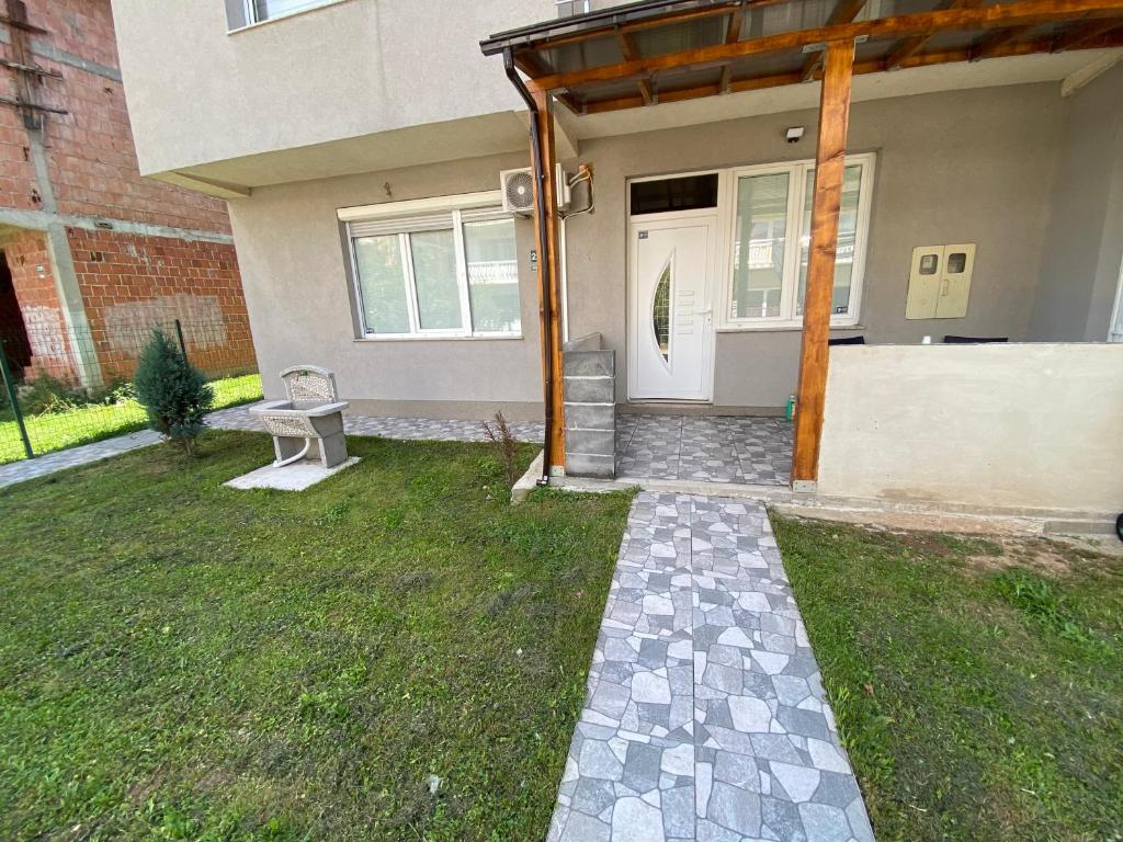 ein Haus mit einem Gehweg, der zur Eingangstür führt in der Unterkunft Saray in Sarajevo