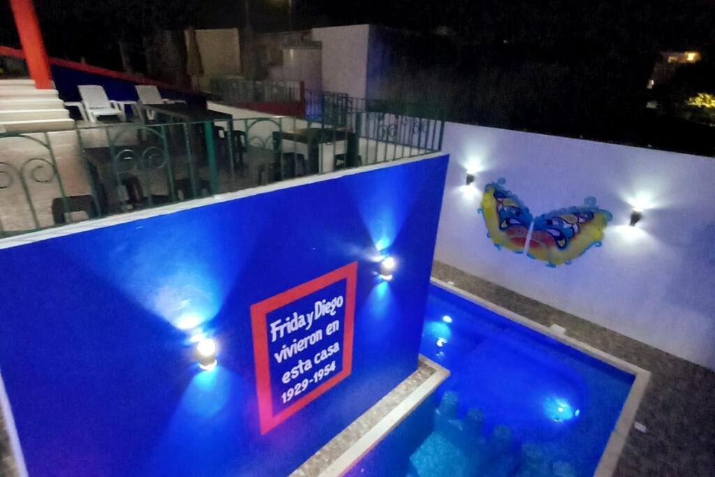 - une piscine avec un panneau en face dans l'établissement Condos Frida, à Cozumel