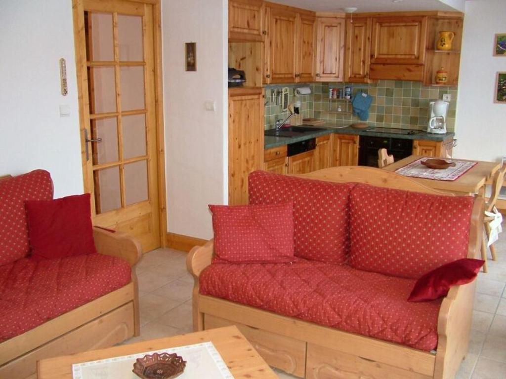 プラローニャン・ラ・ヴァノワーズにあるAppartement Pralognan-la-Vanoise, 3 pièces, 6 personnes - FR-1-464-24のキッチン(赤い椅子2脚、テーブル付)