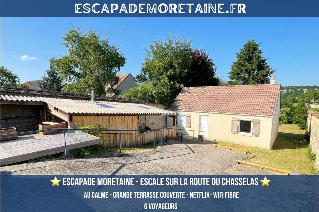 ein Bild eines Hauses, das umgebaut wird in der Unterkunft Escapade Moretaine - Escale sur la route du Chasselas in Thomery