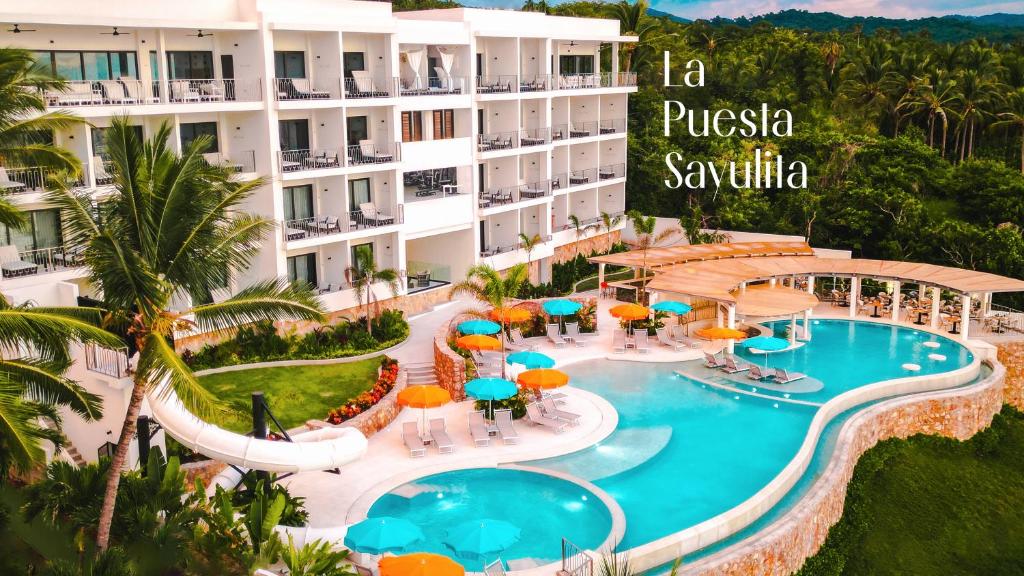 サユリタにあるLa Puesta Sayulitaのスイミングプール付きホテルのイメージ