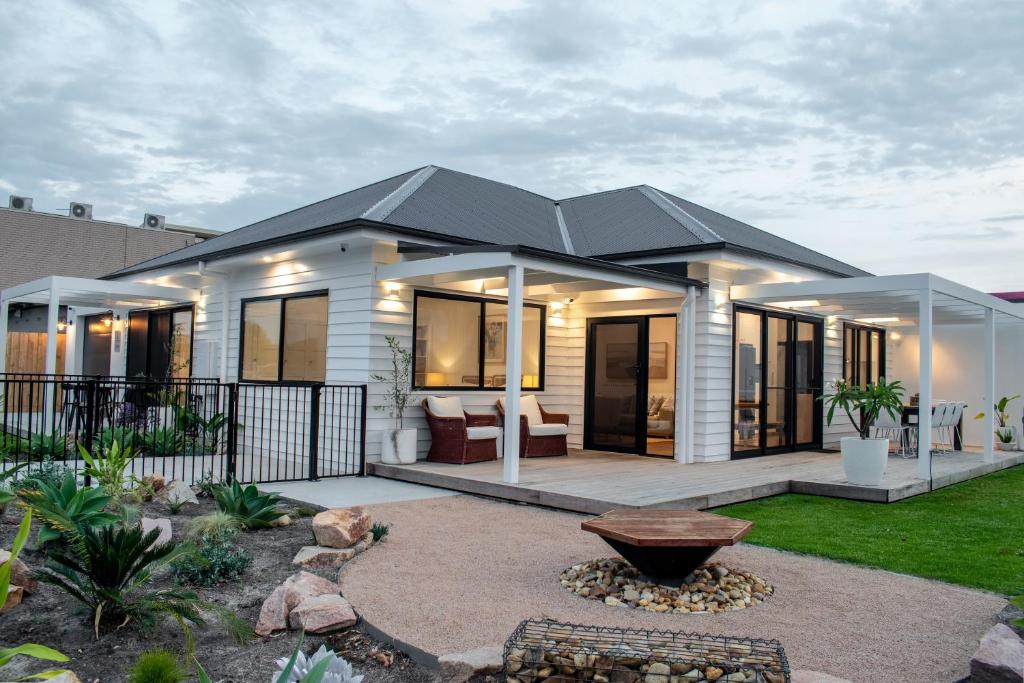 a rendering of a house with a porch at 4BR Waterfront - Skippers Quarterdeck in Lakes Entrance