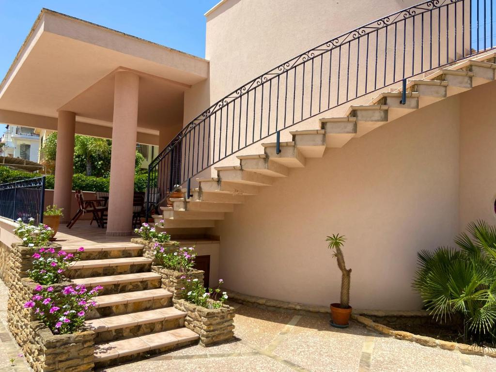 eine Treppe, die zu einem Haus mit Blumen führt in der Unterkunft Villa Vinci in Menfi