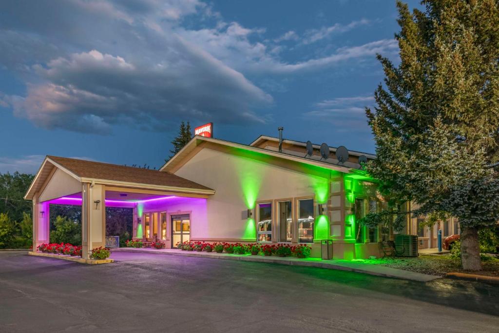 Un hôtel aux lumières vertes et violettes dans l'établissement SureStay Plus Hotel by Best Western Buffalo, à Buffalo