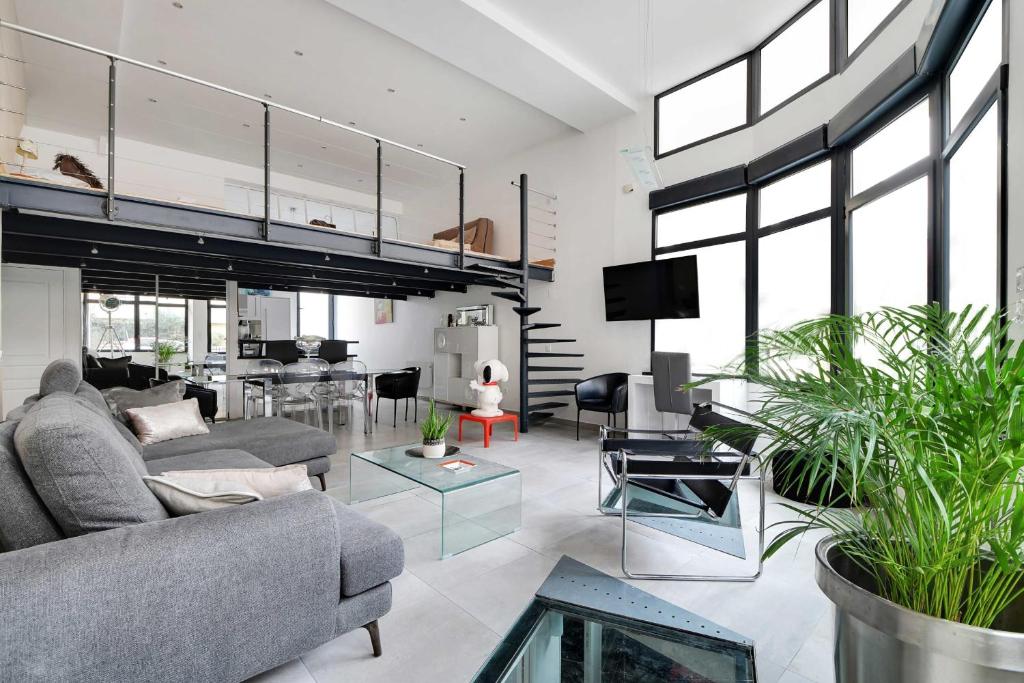 un salon avec un canapé et une table dans l'établissement Luxurious apartment - 3BR 8P - Pantin La Villette, à Pantin