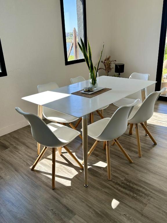 Casa familiar a la laguna en San Sebastian, Escobar, 3 dormitorios, jardín, pileta, parrilla y canoa