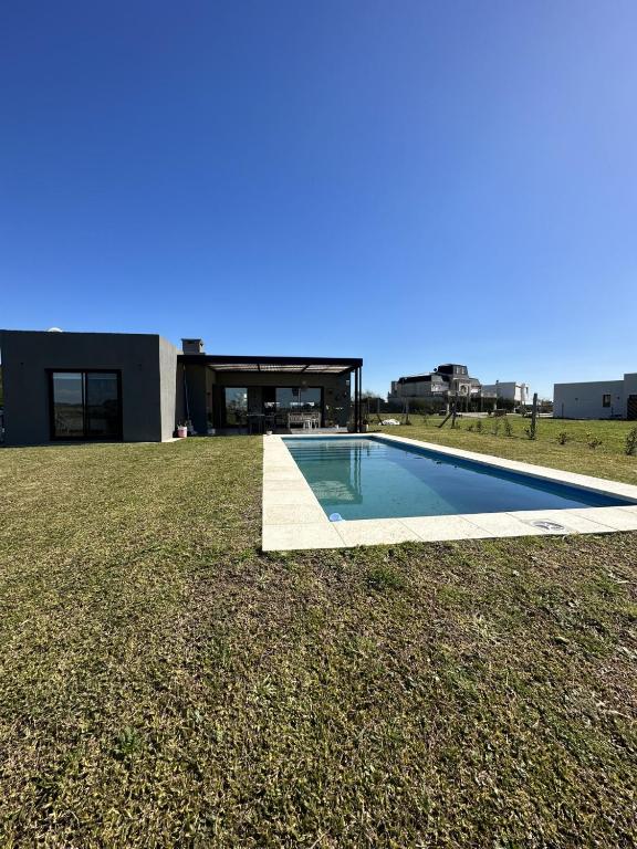 Casa familiar a la laguna en San Sebastian, Escobar, 3 dormitorios, jardín, pileta, parrilla y canoa