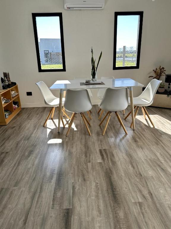 Casa familiar a la laguna en San Sebastian, Escobar, 3 dormitorios, jardín, pileta, parrilla y canoa