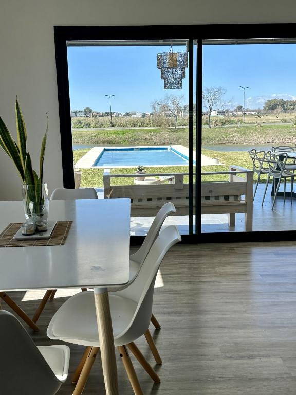 Casa familiar a la laguna en San Sebastian, Escobar, 3 dormitorios, jardín, pileta, parrilla y canoa