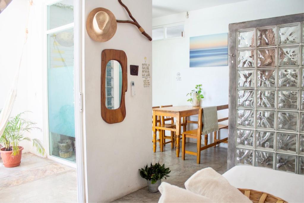 un soggiorno con tavolo e specchio di Casa Daikiri a Puerto Escondido