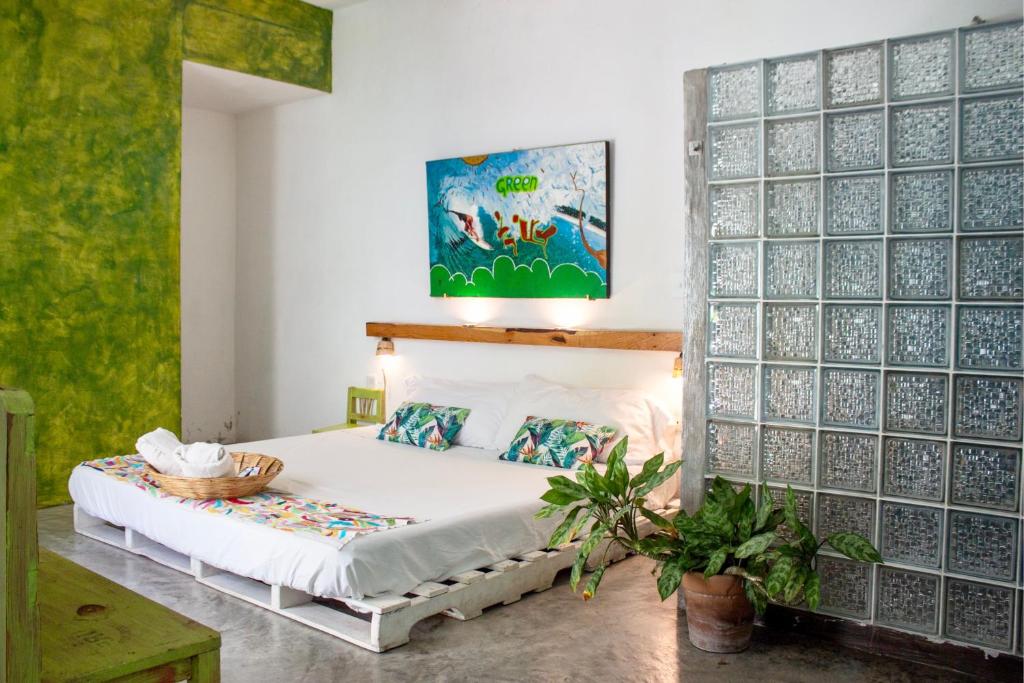 una camera con un letto e una parete con piastrelle in vetro di Casa Daikiri a Puerto Escondido