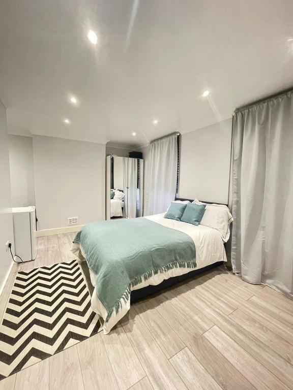 1 dormitorio con 1 cama grande y 1 alfombra en Green Lanes, en Londres