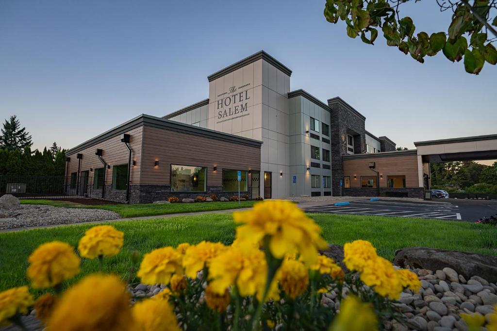 un edificio con flores amarillas delante de él en The Hotel Salem, en Salem