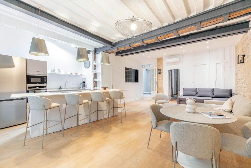 une cuisine et un salon avec une table et des chaises dans l'établissement La Suite de Montorgueil, à Paris