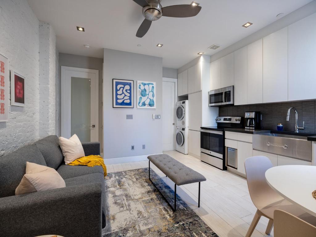 sala de estar con sofá y cocina en Cozy & Convenient Midtown Apartment! en Nueva York