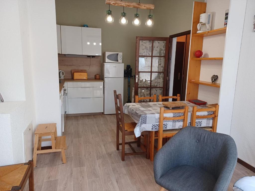 une cuisine avec une table et une salle à manger dans l'établissement Appartement confortable T2, 32m², Au pied des pistes - 5 pers, Albiez-Montrond - FR-1-618-35, à Albiez-Montrond