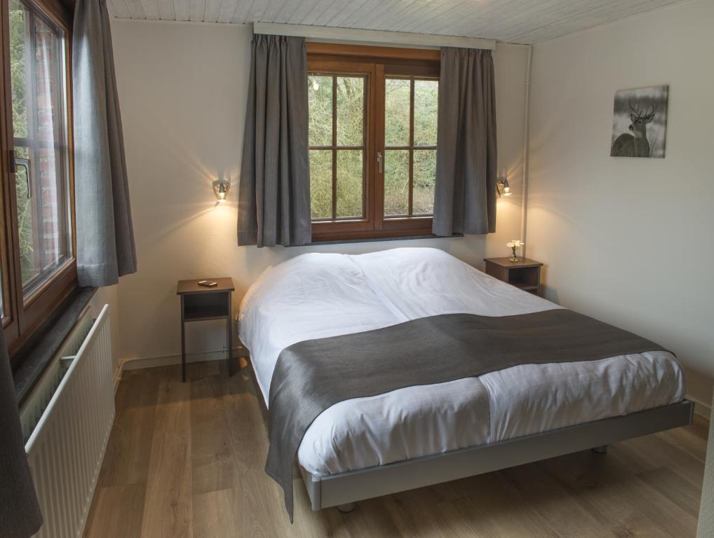 Postel nebo postele na pokoji v ubytování Hostellerie d'Inzepré