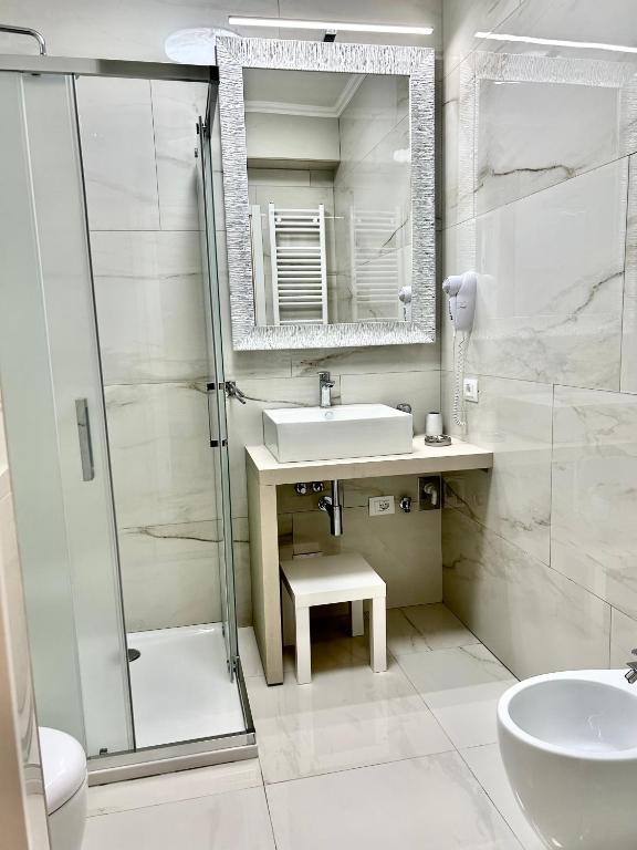 Koupelna v ubytování Emerald Suites