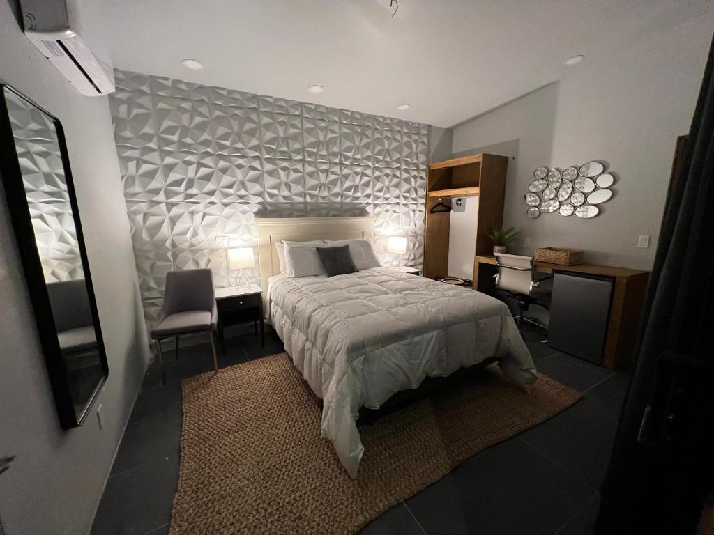 1 dormitorio con cama, escritorio y silla en Villas Quijote Valle de Guadalupe, en Bonito