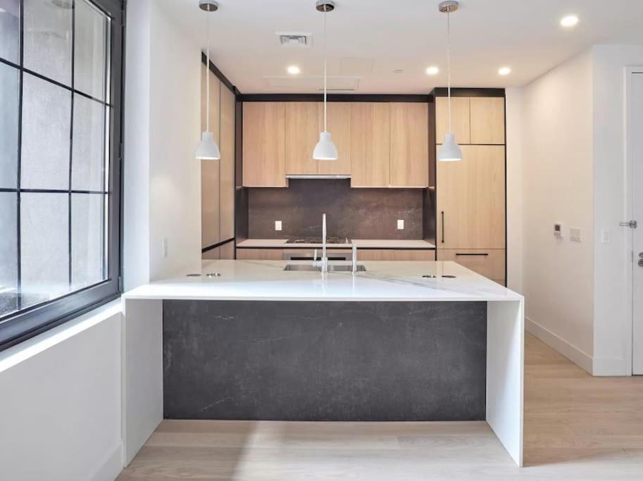 una cocina con encimera en blanco y negro en Private Garden Two Bedroom Residence in Luxury Condominium en Nueva York