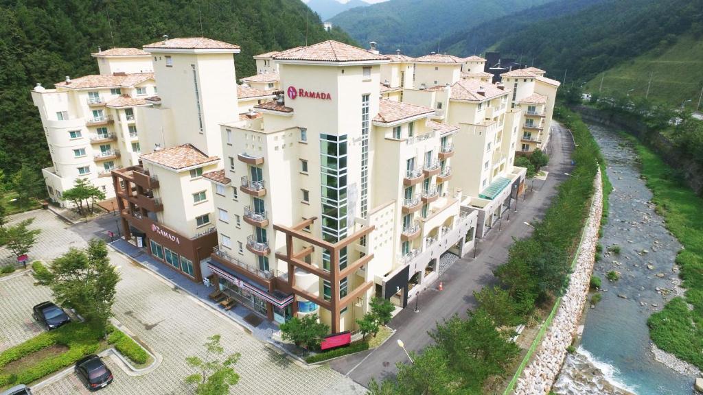 uma vista aérea de um edifício ao lado de um rio em Ramada Taebaek Hotel em Taebaek