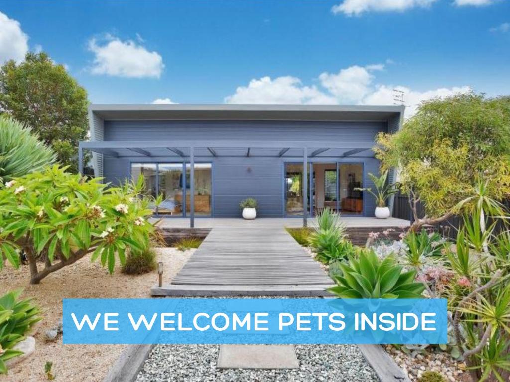 een huis met een bord waarop staat dat we huisdieren welkom heten bij Beautiful and peaceful house 500m to Knights beach in Port Elliot