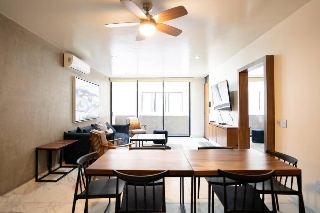 sala de estar con mesa de comedor y ventilador de techo en Best Location Americana @serra en Guadalajara