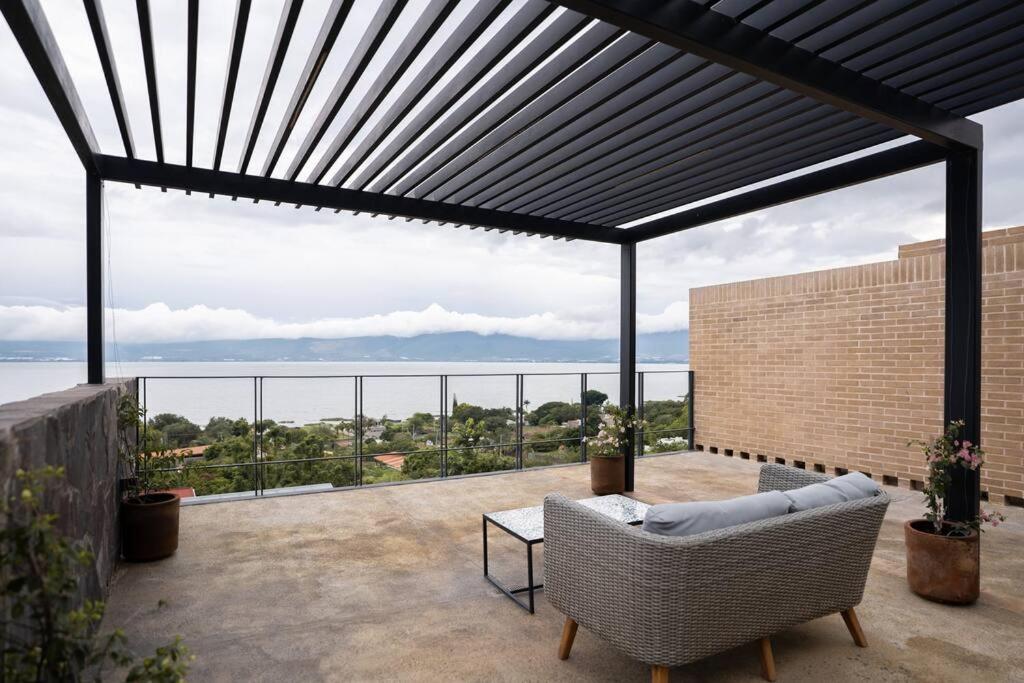 a patio with a view of the ocean at Estudio, vista increíble @serra in San Juan Cosalá