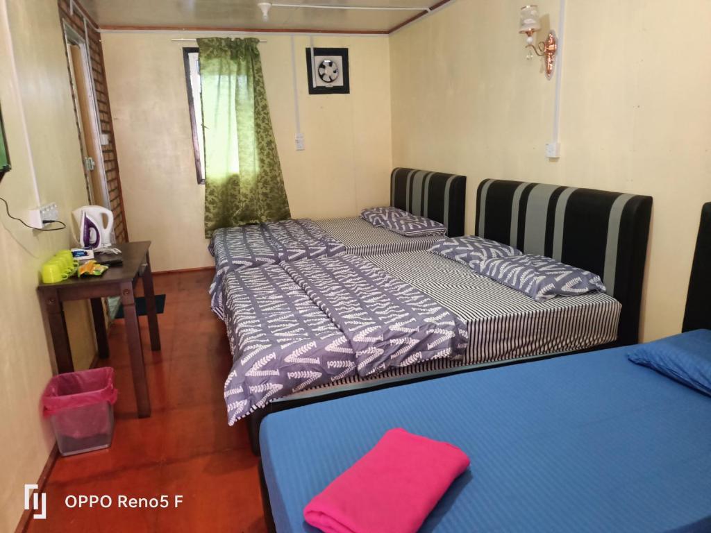Postel nebo postele na pokoji v ubytování Strawberry Rest House Mesilou Kundasang