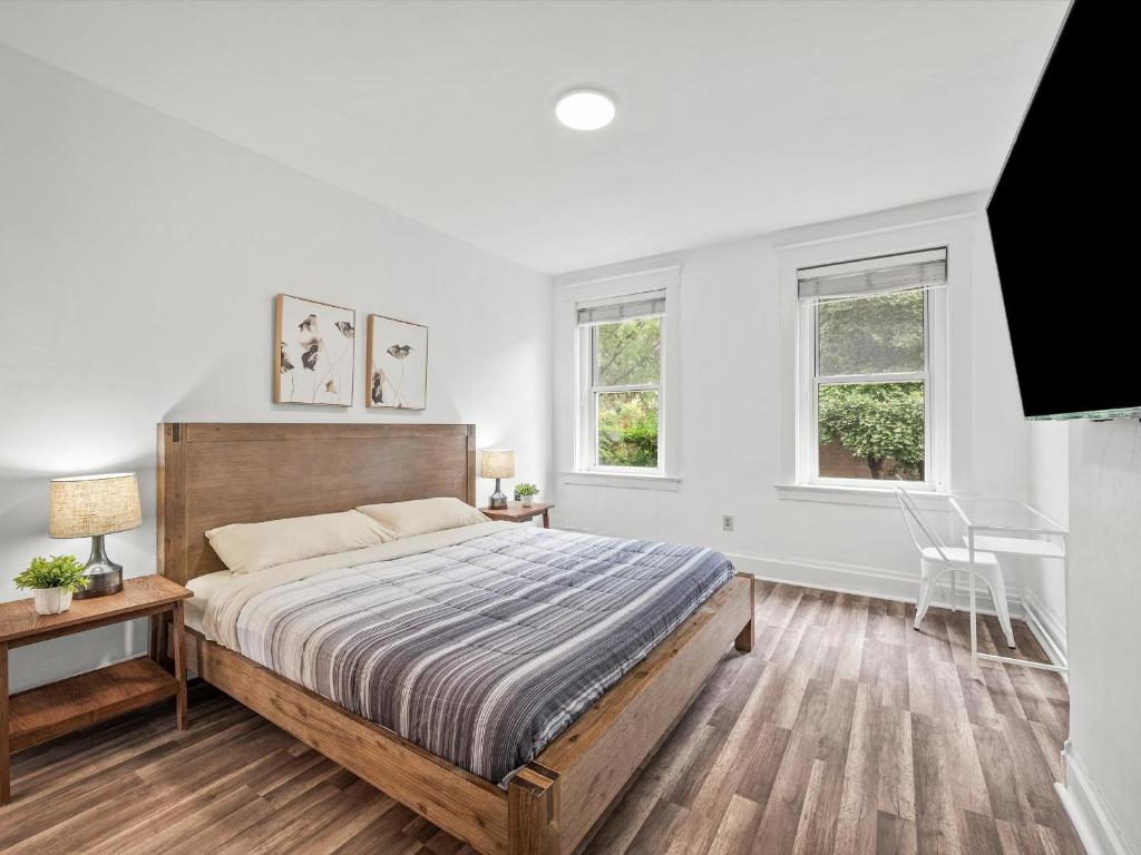 1 dormitorio con 1 cama, escritorio y 2 ventanas en Oakland/University @C Modern & Stylish Private Bedroom with Shared Bathroom en Pittsburgh