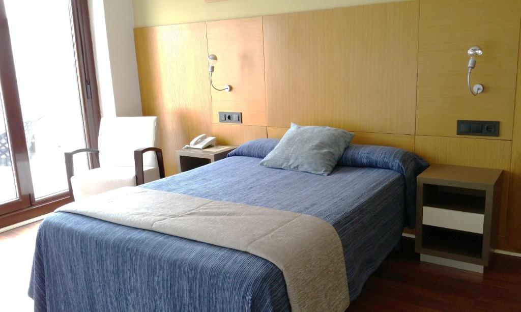 En eller flere senge i et værelse på Isla Nova Hotel