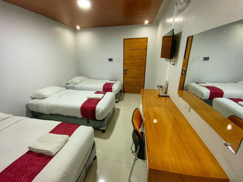 Postel nebo postele na pokoji v ubytování ICON Venue and Suites