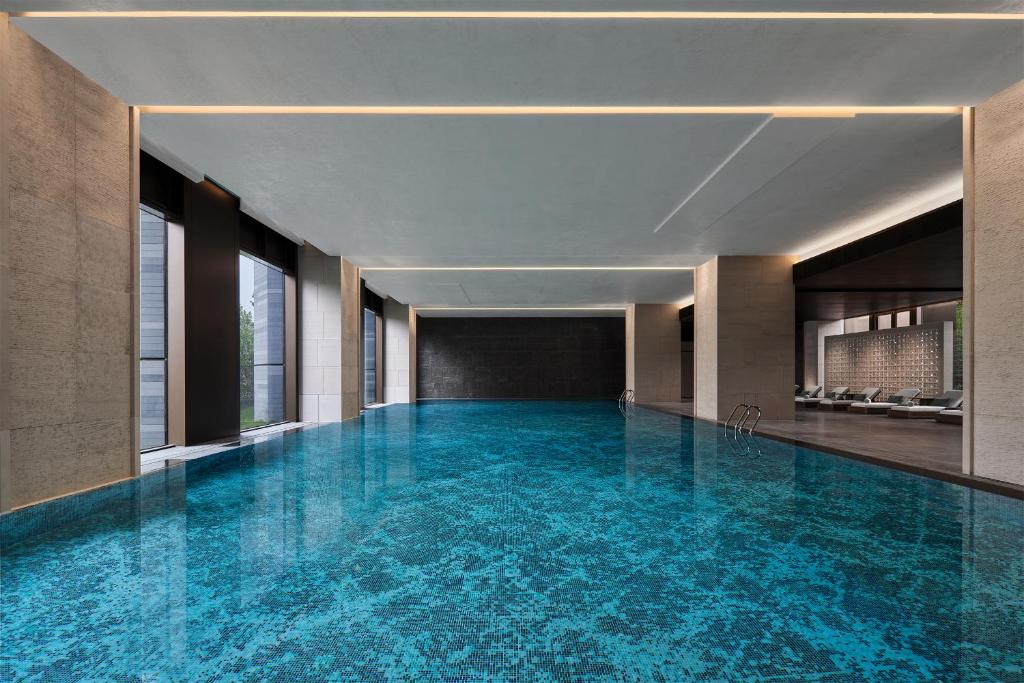 Bazén v ubytování Guangzhou Marriott Hotel Baiyun nebo v jeho okolí