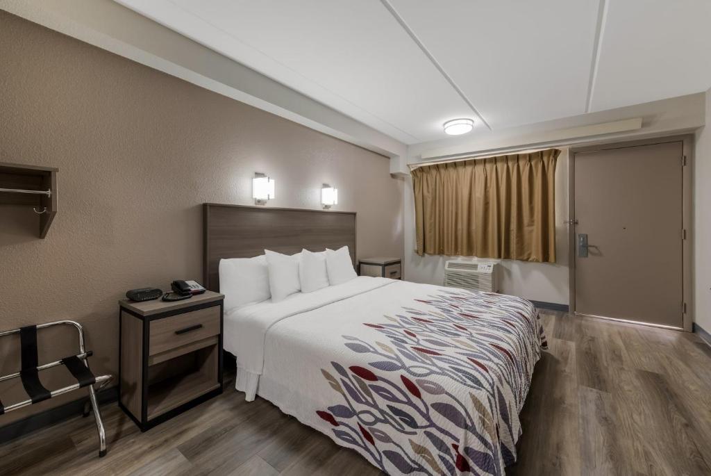Red Roof Inn Hickory - Deluxe King Room Disability Access Non-Smoking