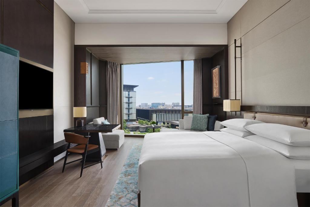 Postel nebo postele na pokoji v ubytování Guangzhou Marriott Hotel Baiyun