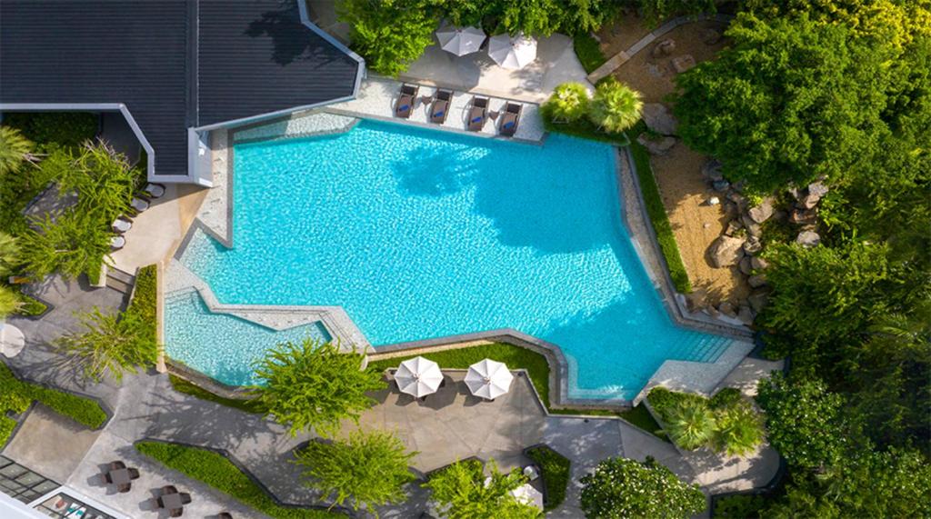 una vista aérea de una piscina en una casa en Novotel Rayong Star Convention Centre en Rayong