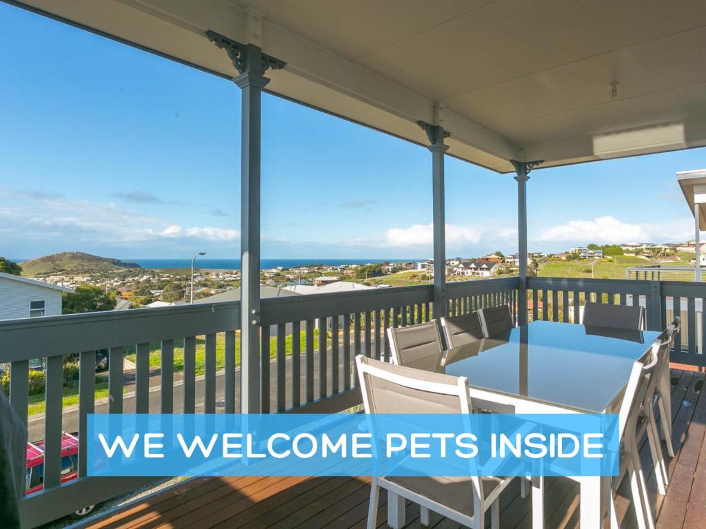 balcón con mesa, sillas y vistas al océano en Ocean & Island Views for Miles – 4BR + 2.5 Baths, en Encounter Bay