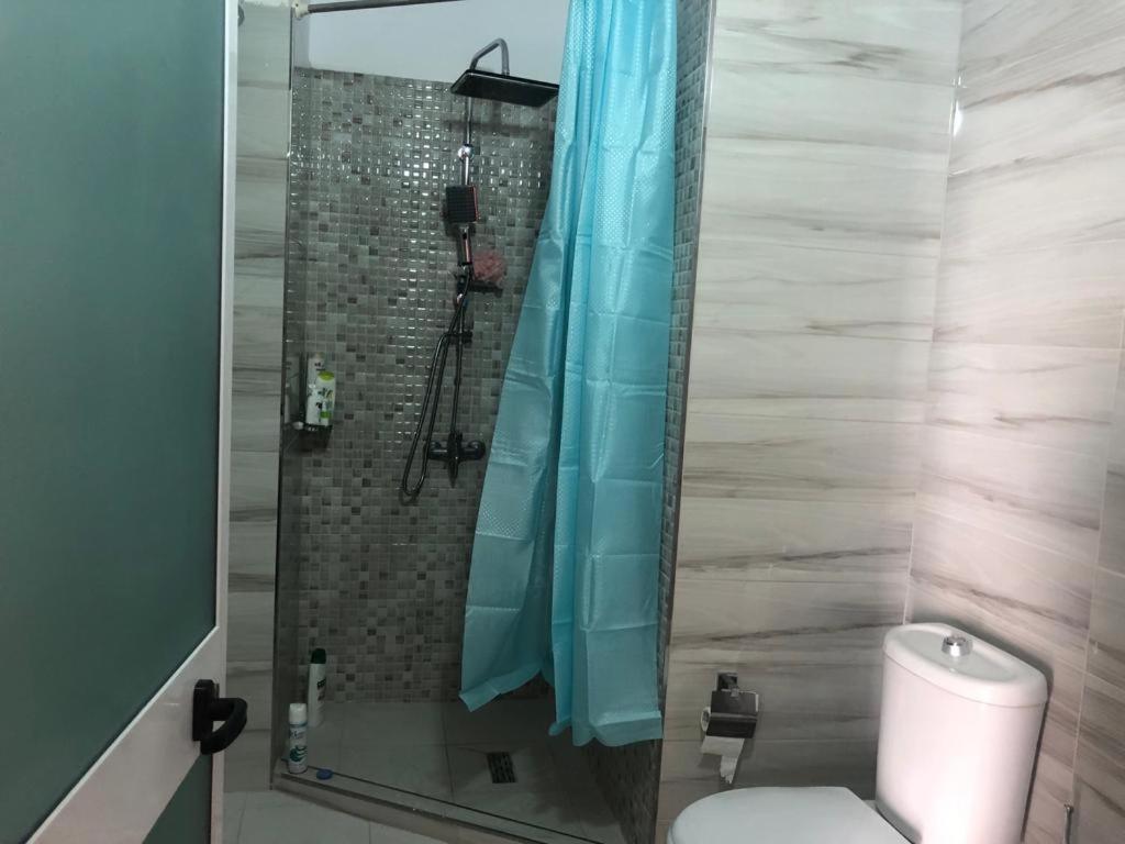 Beachfront Apartment with Sea View at Kamelia Building - Imazhi 3