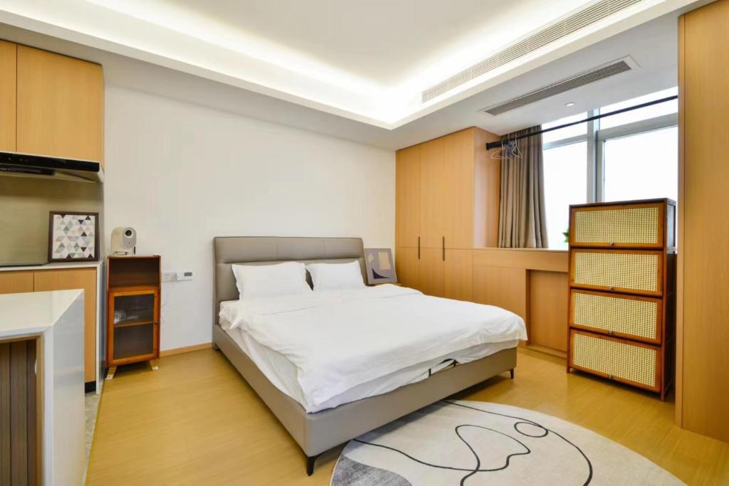 Postel nebo postele na pokoji v ubytování Shenzhen Duowei Luxury Apartment Chegongmiao Branch