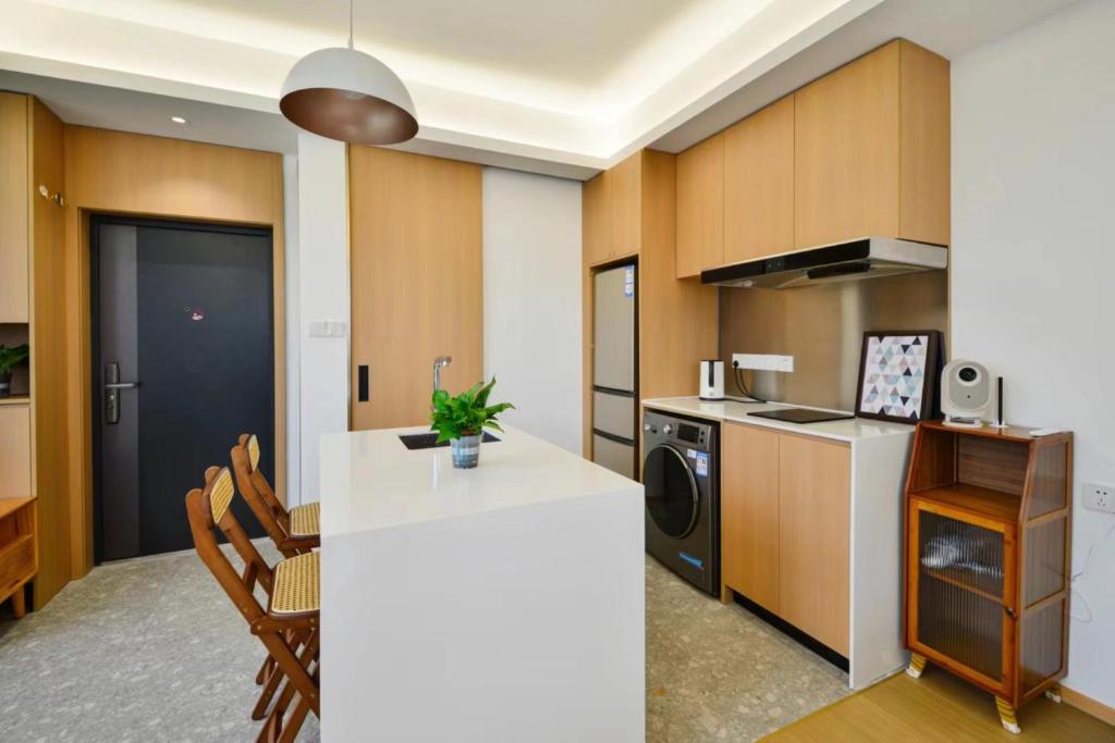 Kuchyň nebo kuchyňský kout v ubytování Shenzhen Duowei Luxury Apartment Chegongmiao Branch