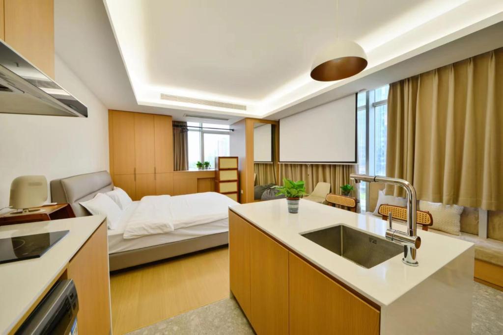 Postel nebo postele na pokoji v ubytování Shenzhen Duowei Luxury Apartment Chegongmiao Branch