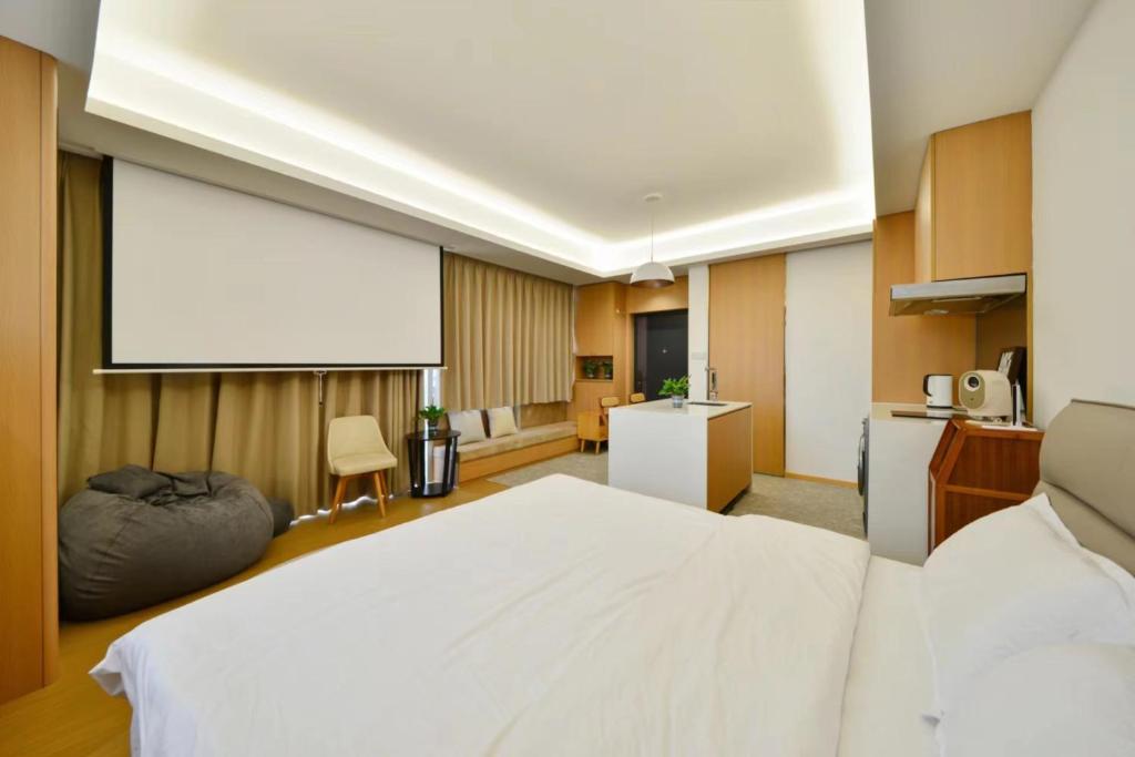 Postel nebo postele na pokoji v ubytování Shenzhen Duowei Luxury Apartment Chegongmiao Branch