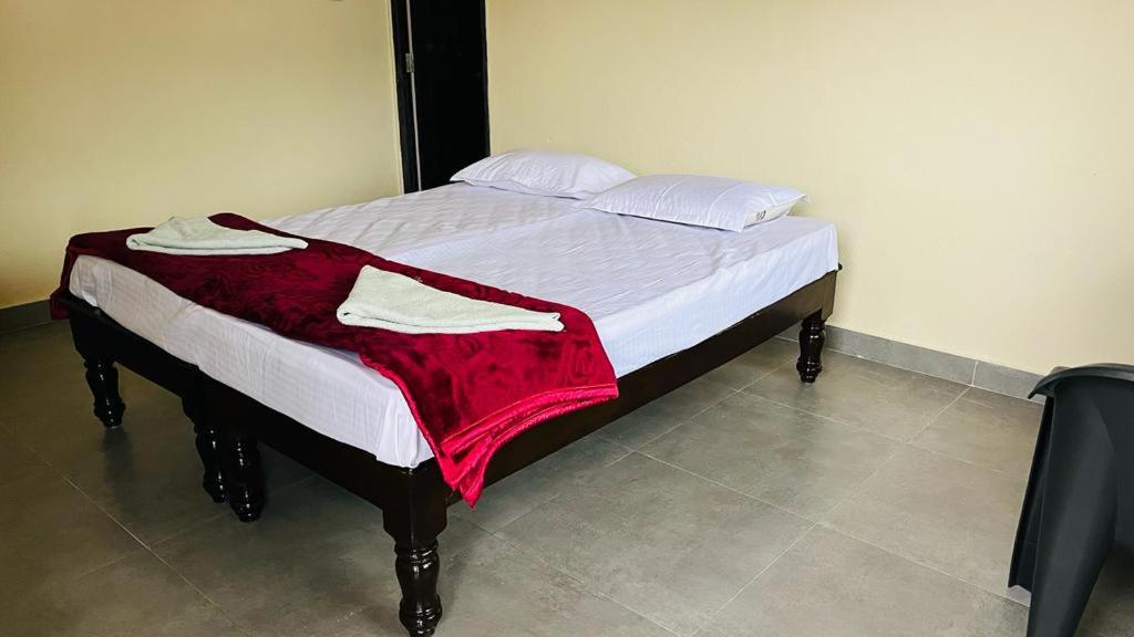 Letto o letti in una camera di Greenstone Resort Hampi