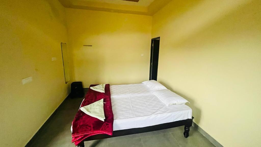 Letto o letti in una camera di Greenstone Resort Hampi