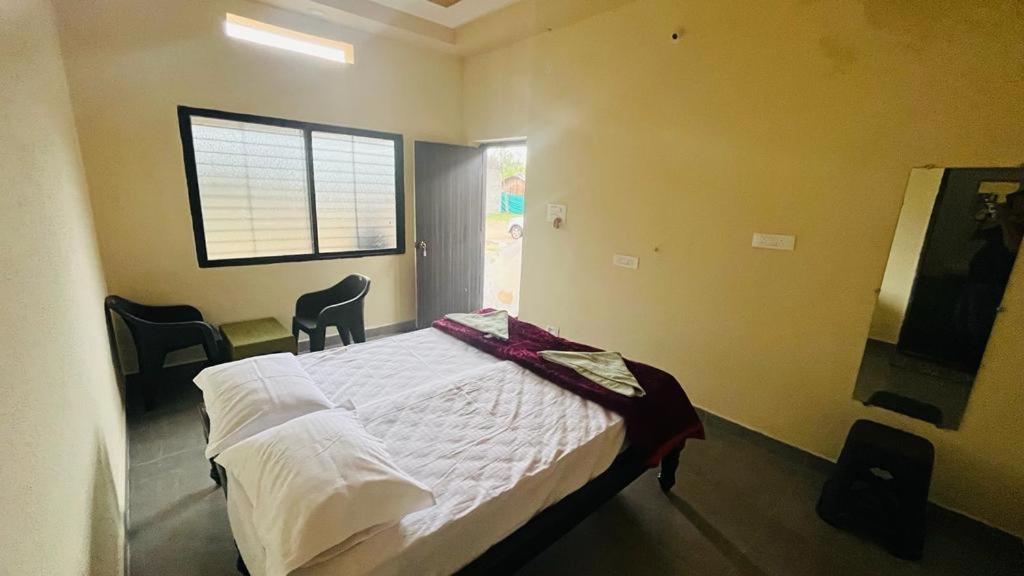 Letto o letti in una camera di Greenstone Resort Hampi